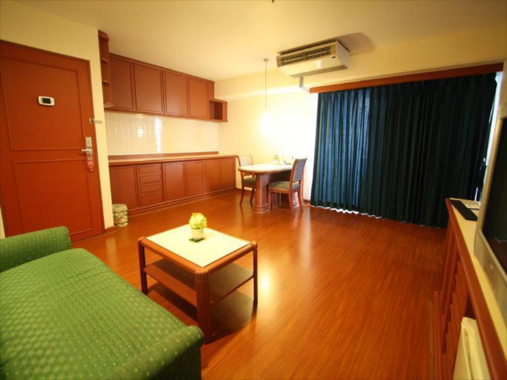 Baiyoke Suite Hotel - Image 1