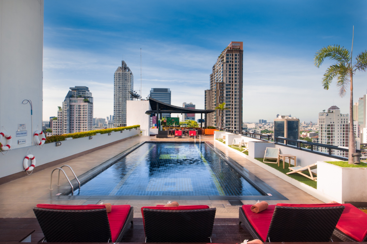 Жилье в бангкоке. Силом Бангкок. Таиланд город Бангкок отель с бассейном на крыше. Furama Silom Hotel Bangkok. Отель в Бангкоке с бассейном на крыше 80 этажей.