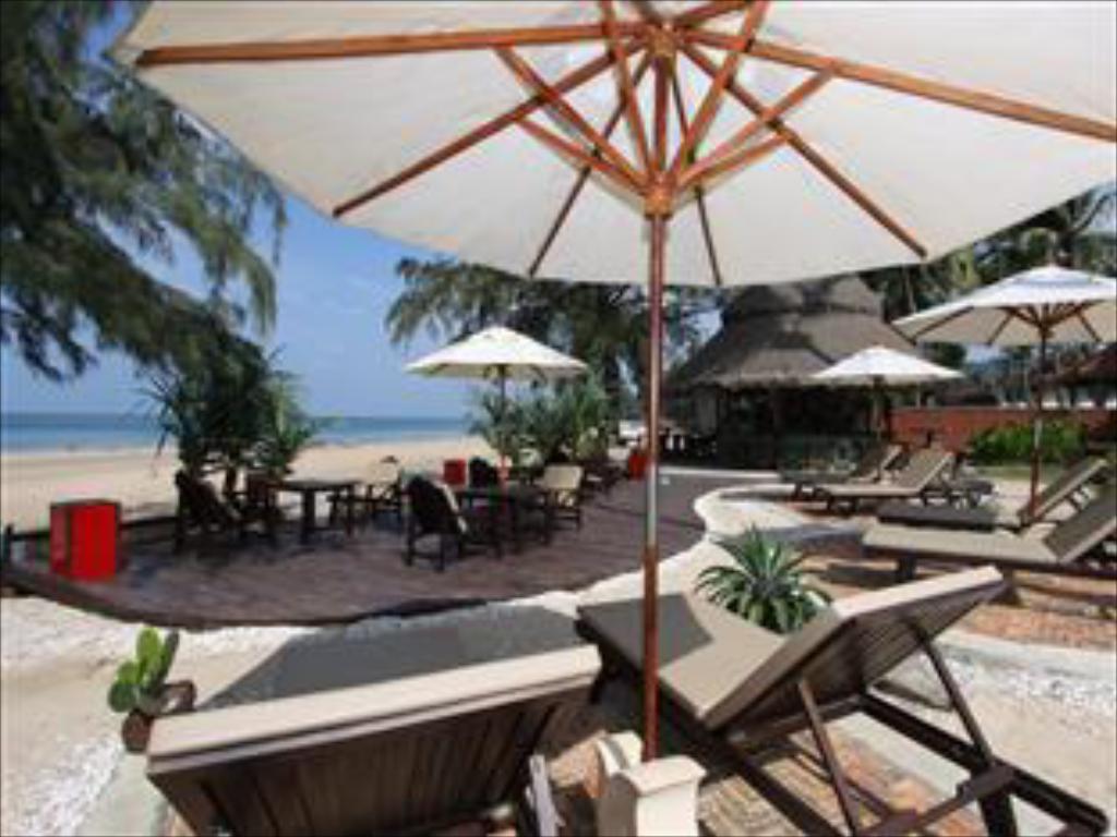 Lanta Castaway Beach Resort - Image 5